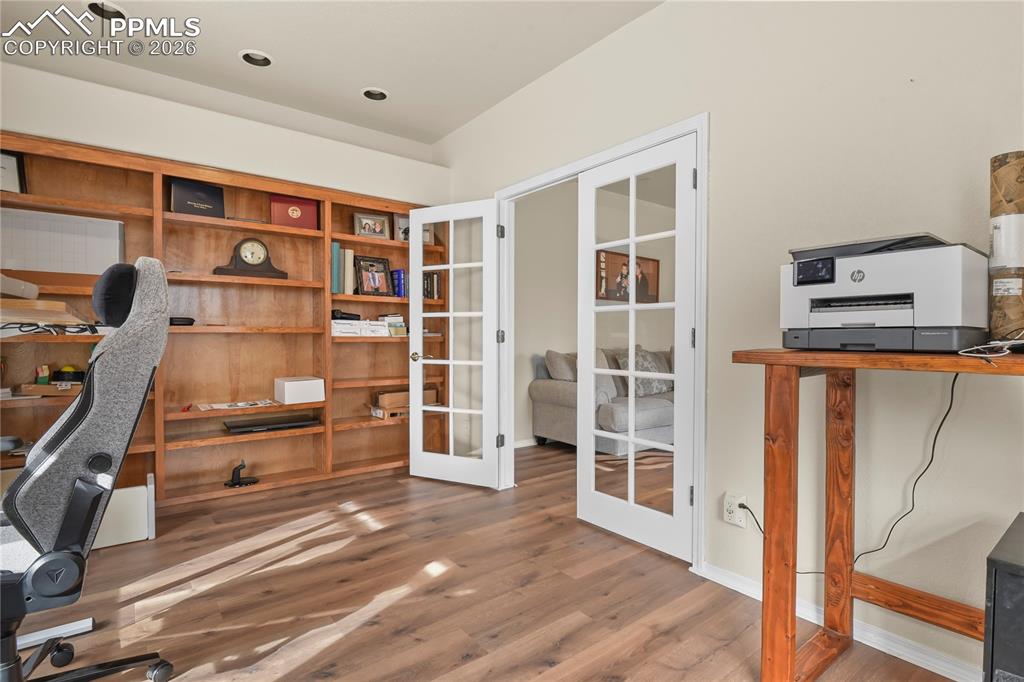 Image 20 of 50: Office