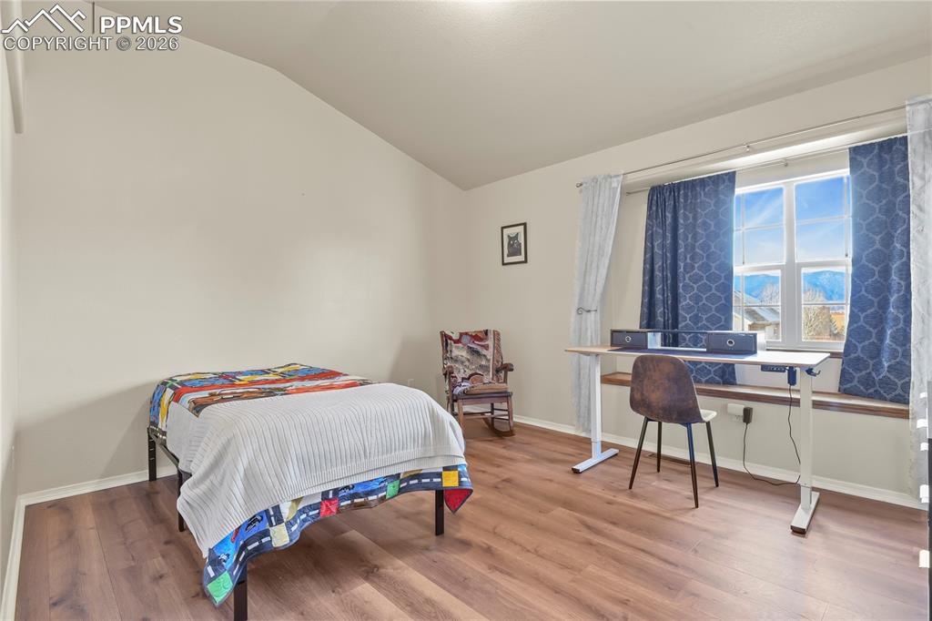 Image 28 of 50: Bedroom