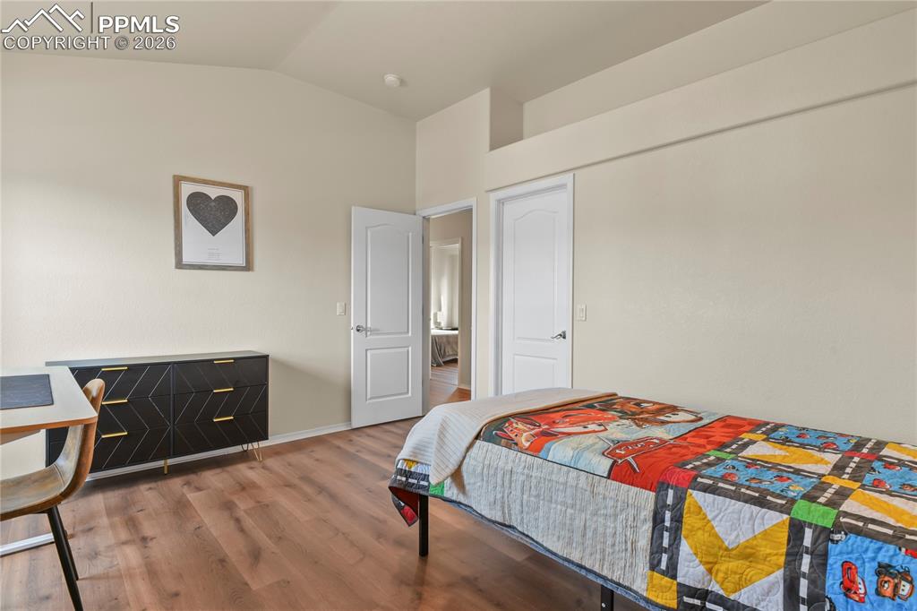 Image 29 of 50: Bedroom