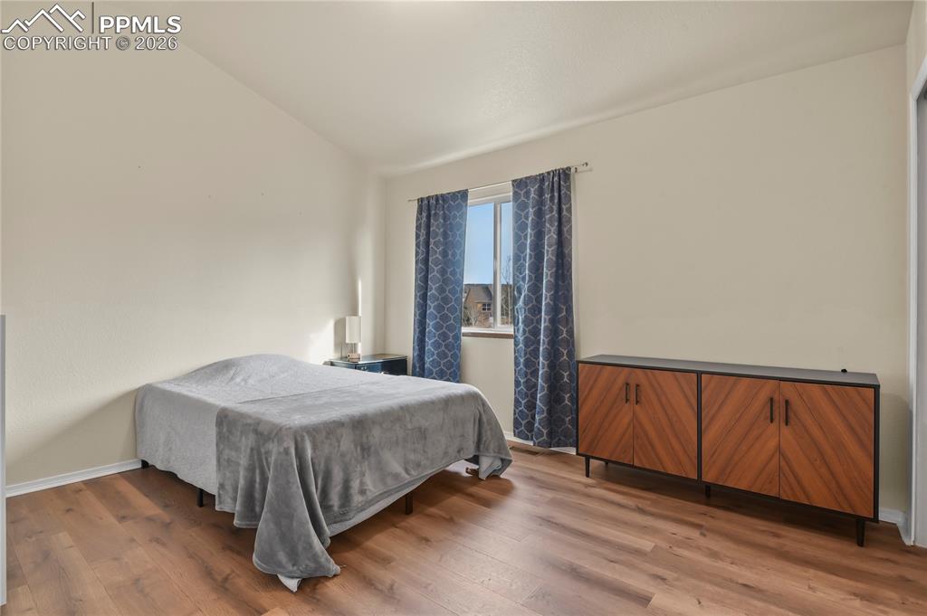 Image 32 of 50: Bedroom