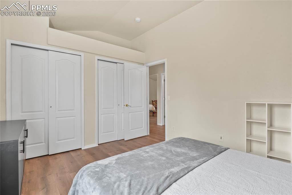 Image 33 of 50: Bedroom