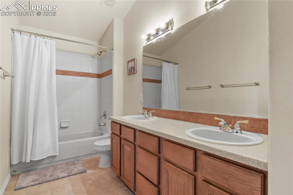 Image 34 of 50: Bathroom