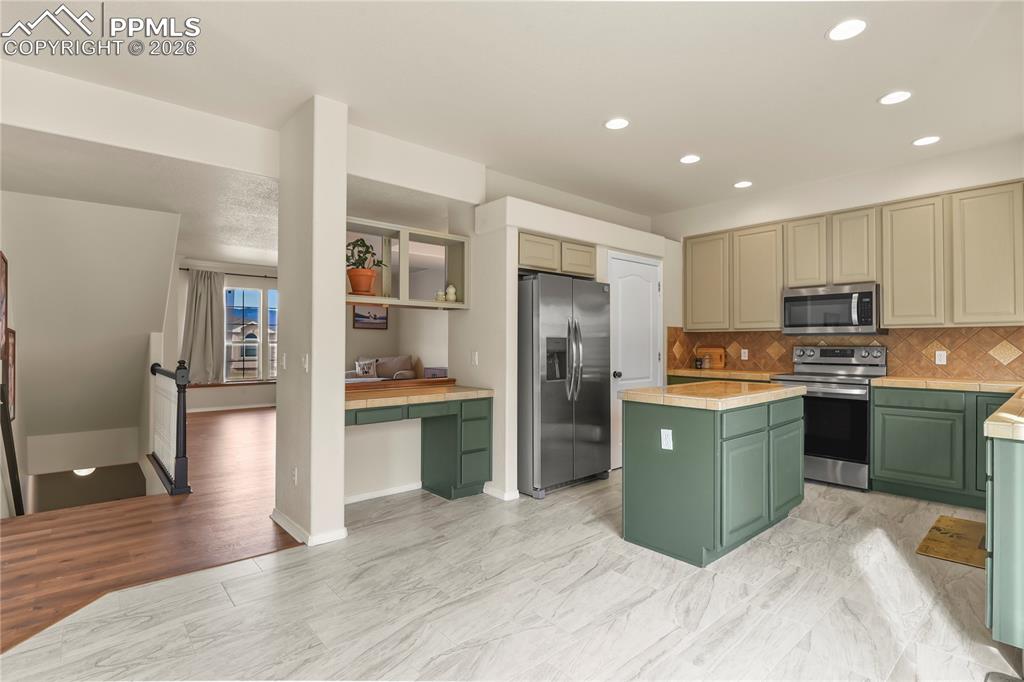 Image 4 of 50: Kitchen