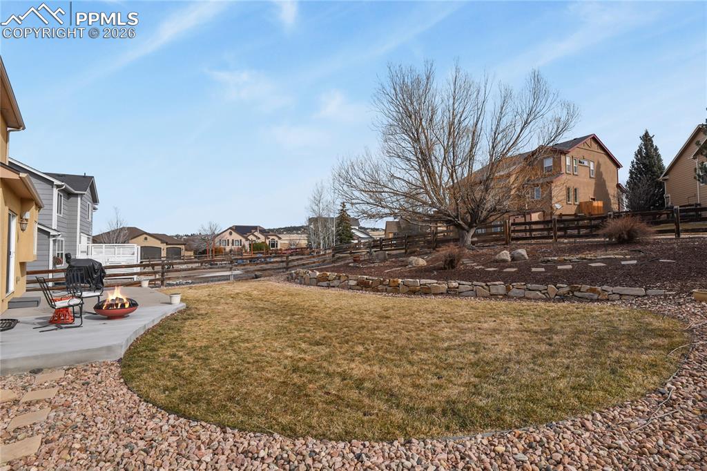 Image 47 of 50: Yard