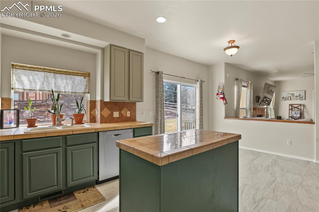 Image 5 of 50: Kitchen