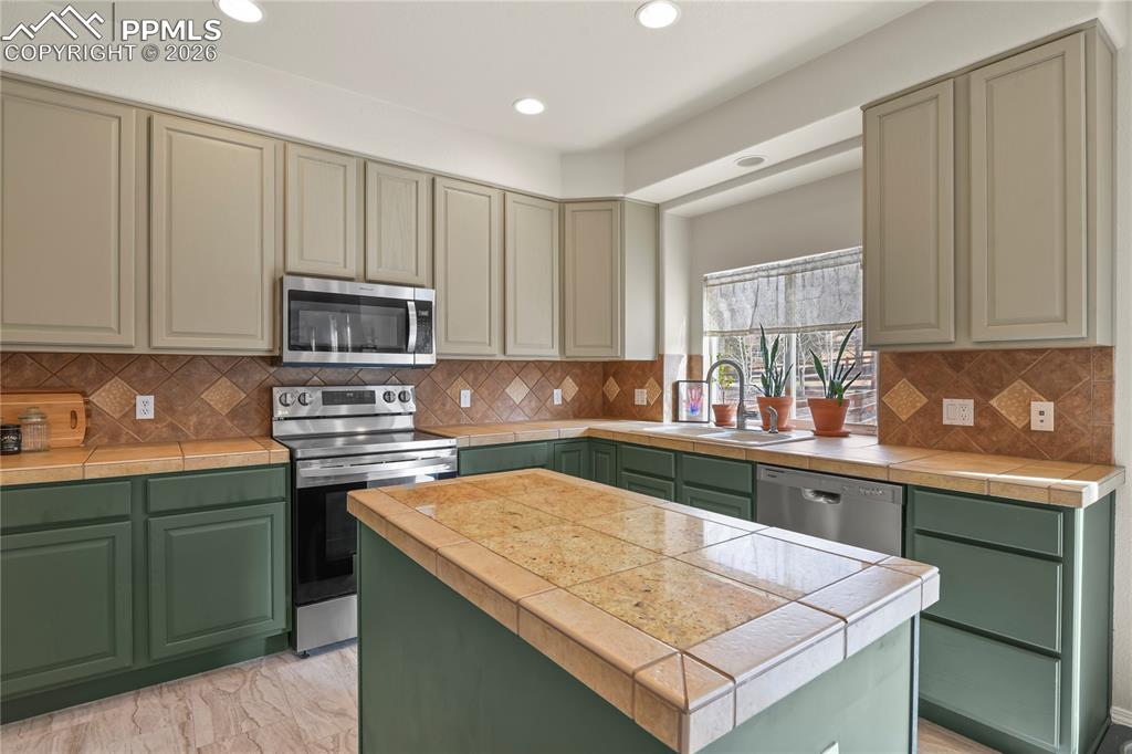 Image 6 of 50: Kitchen