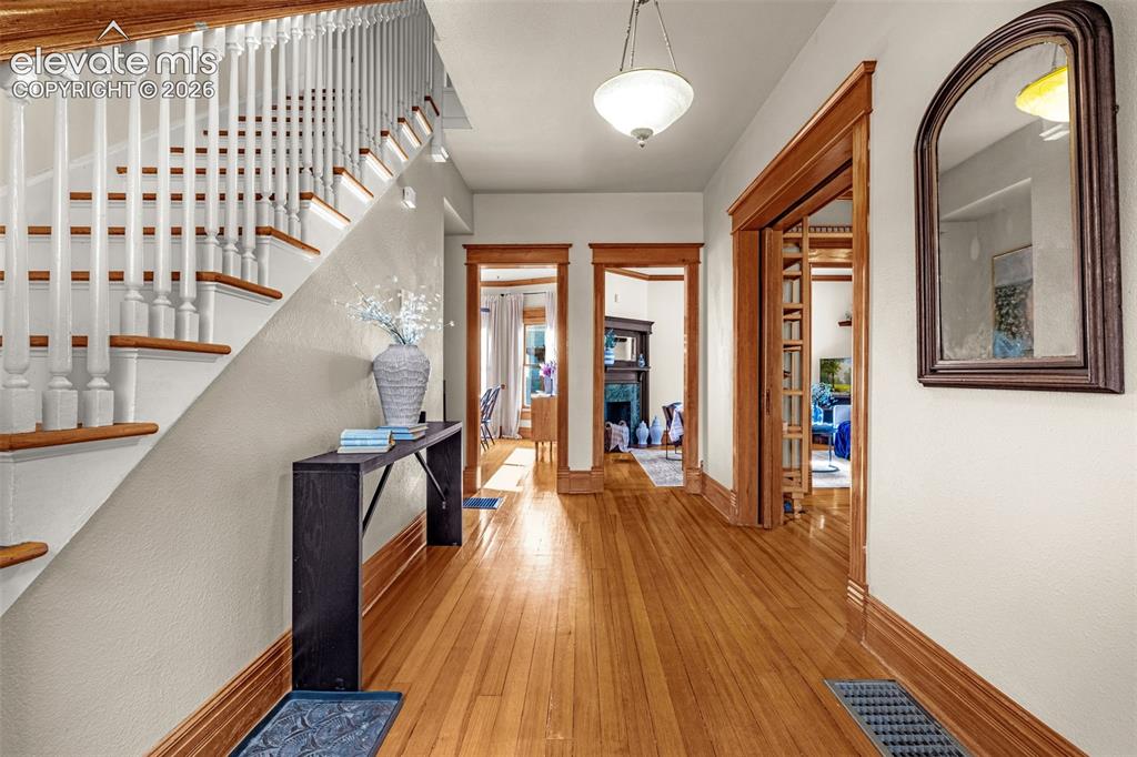 Image 2 of 33: Open entry hallway