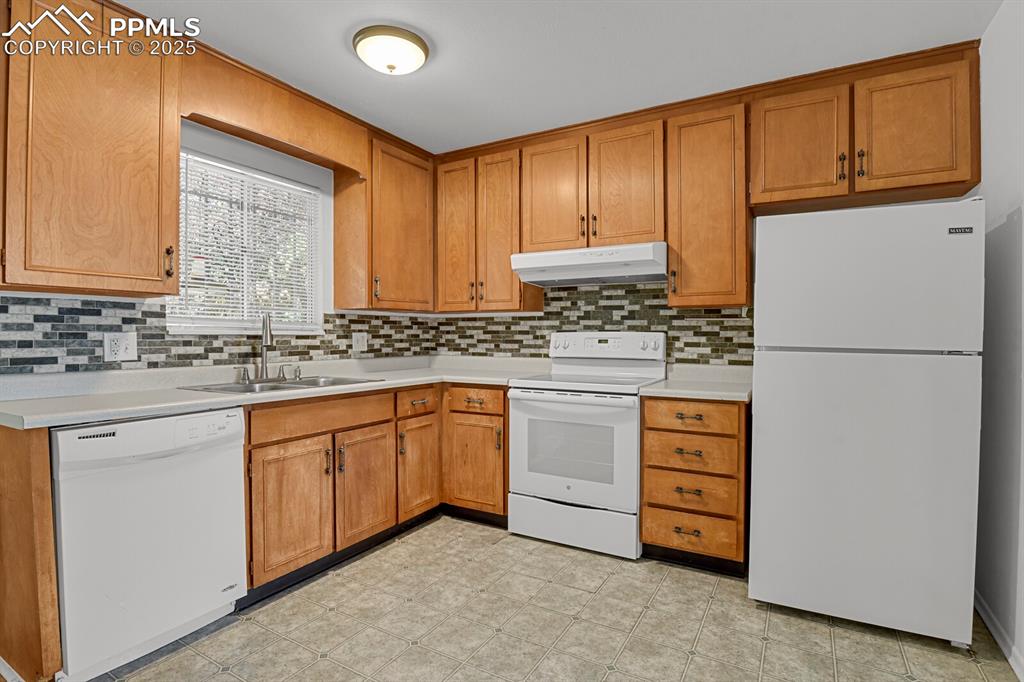 Image 7 of 28: Kitchen
