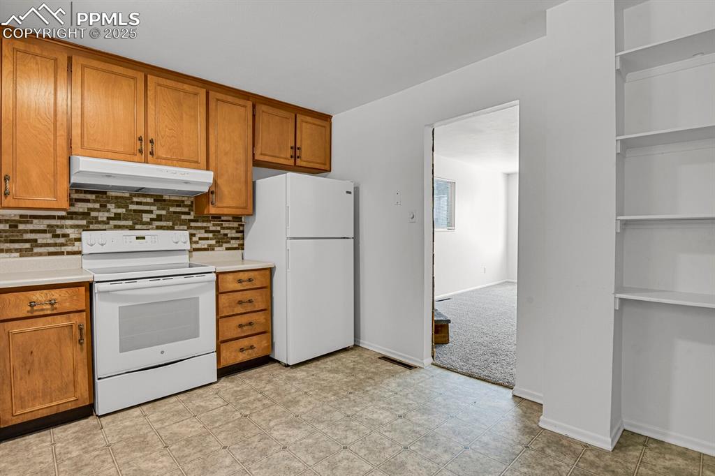 Image 8 of 28: Kitchen