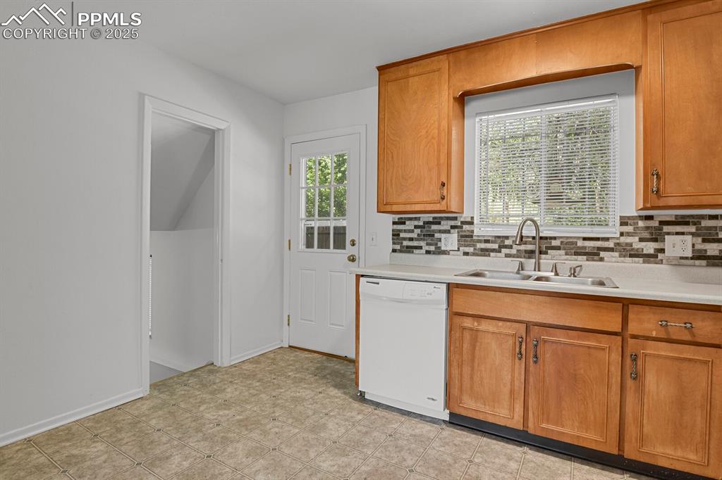 Image 9 of 28: Kitchen