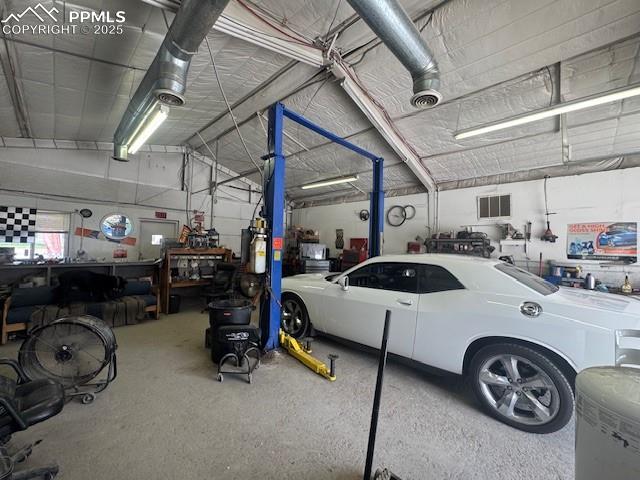 Image 4 of 10: View of interior of building/garage