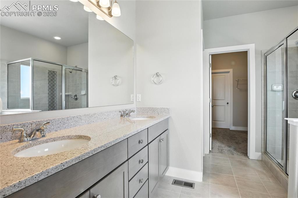 Image 24 of 39: Bathroom