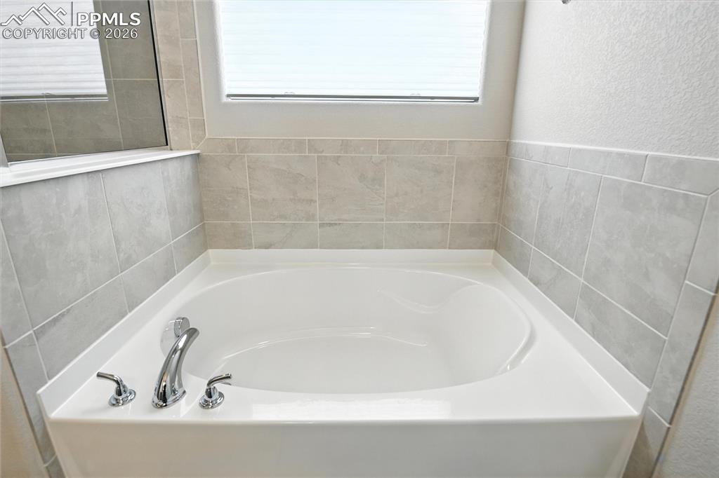 Image 25 of 39: Bathroom