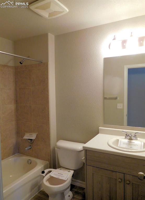 Image 10 of 12: Upper bathroom