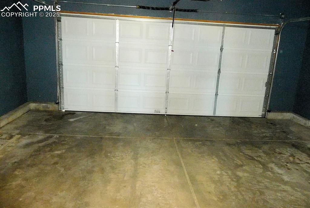 Image 11 of 12: Garage