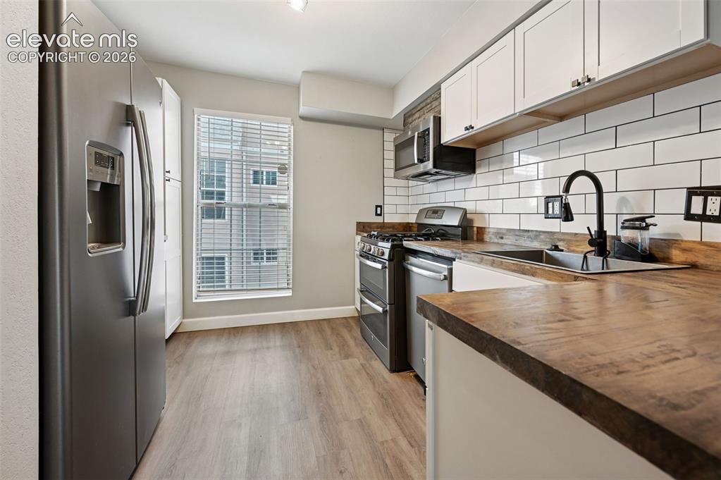 Image 6 of 22: Kitchen