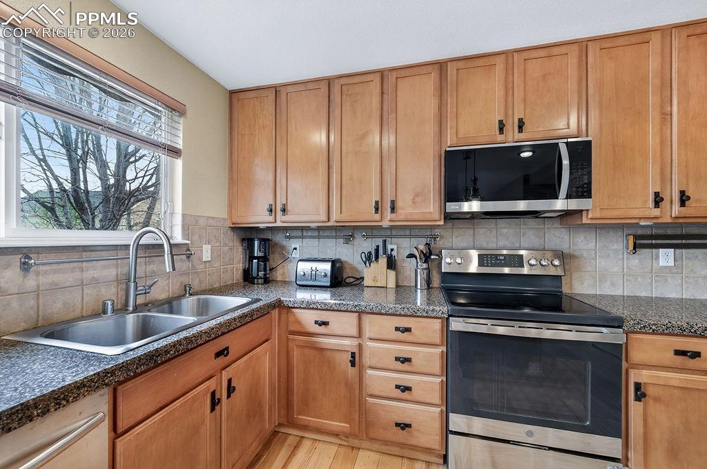 Image 10 of 37: Kitchen