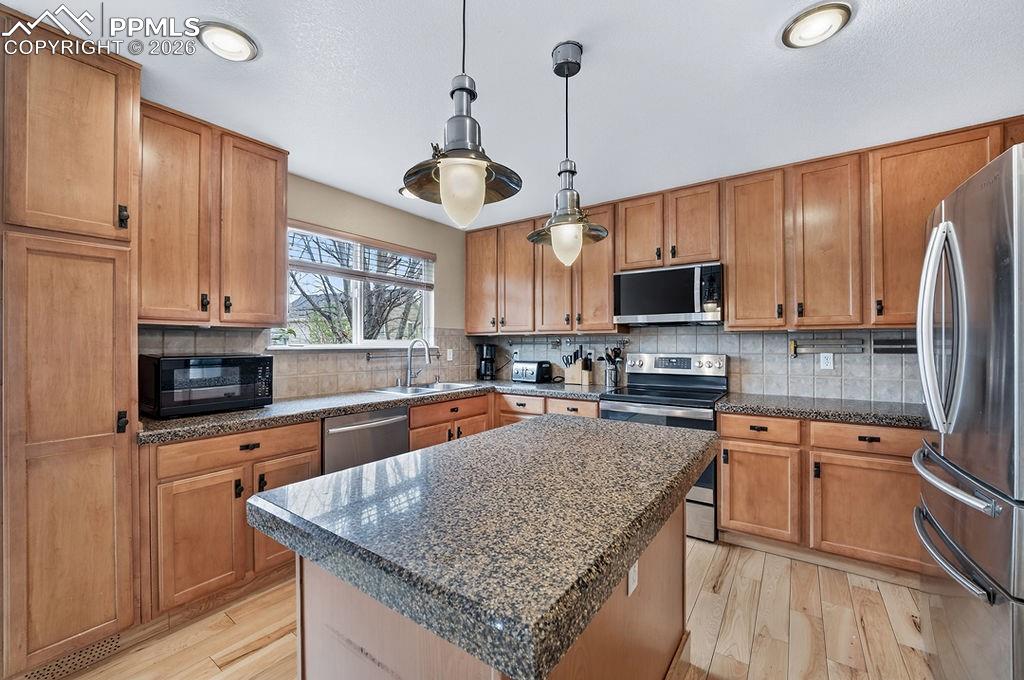 Image 11 of 37: Kitchen