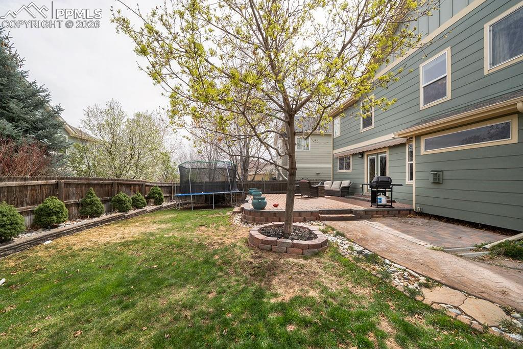 Image 36 of 37: Yard