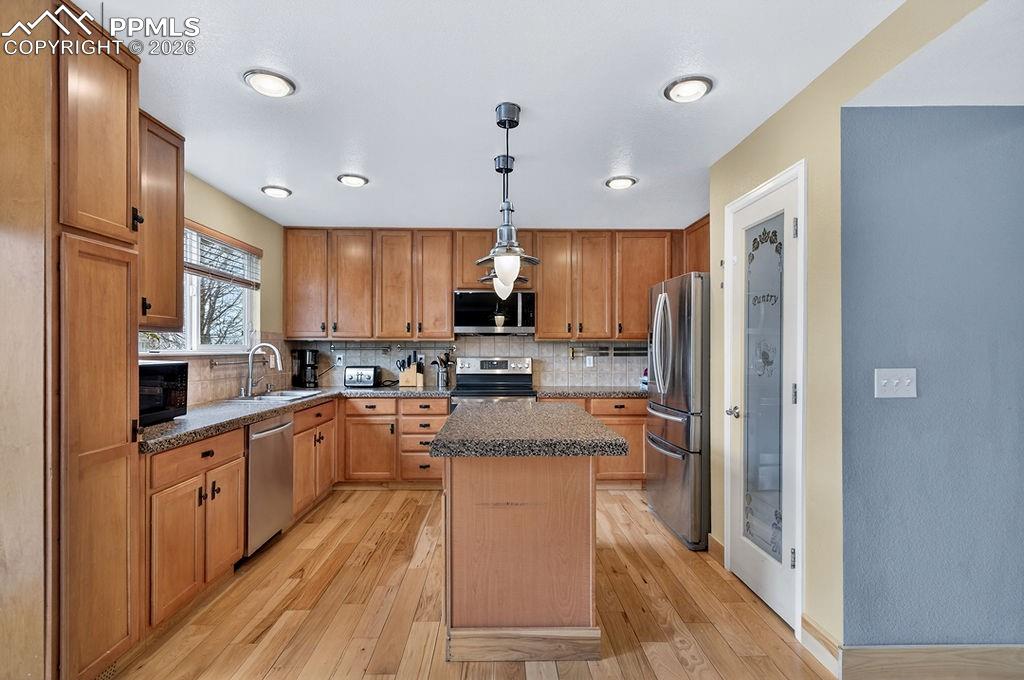 Image 9 of 37: Kitchen