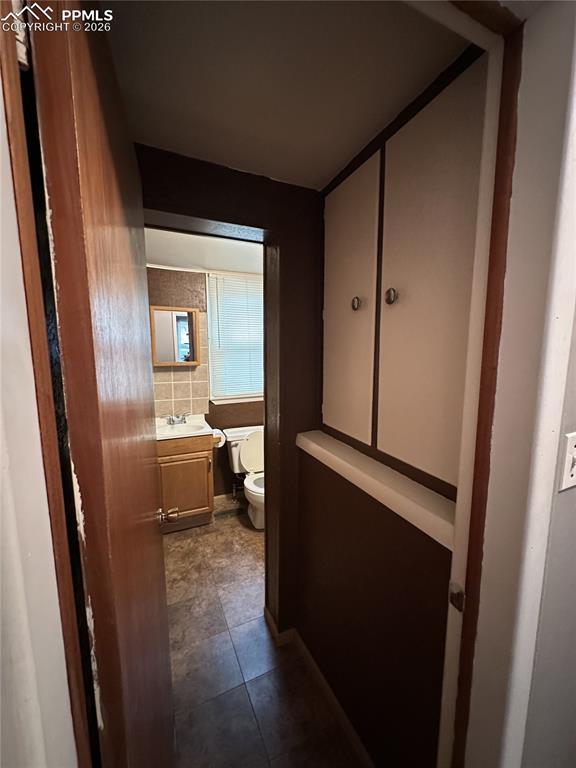 Image 13 of 33: Bathroom