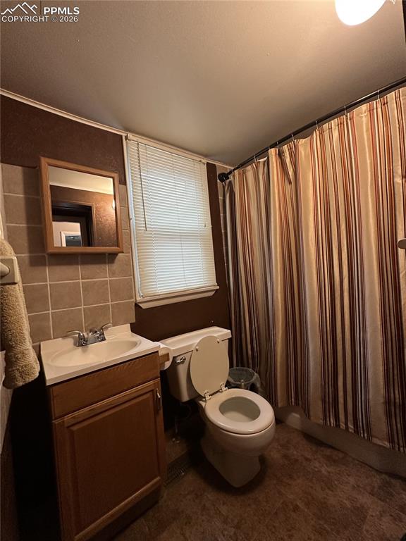 Image 14 of 33: Bathroom