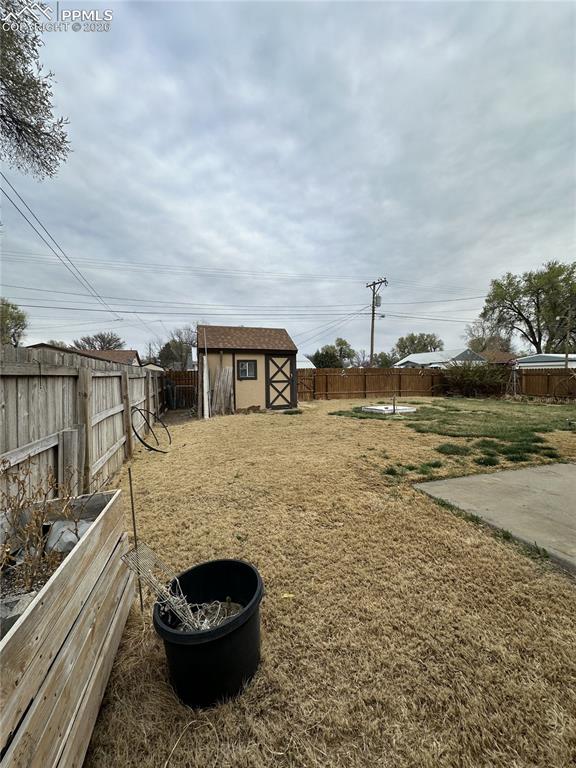 Image 28 of 33: Yard