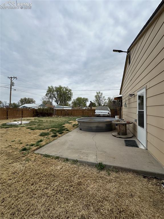 Image 29 of 33: Yard