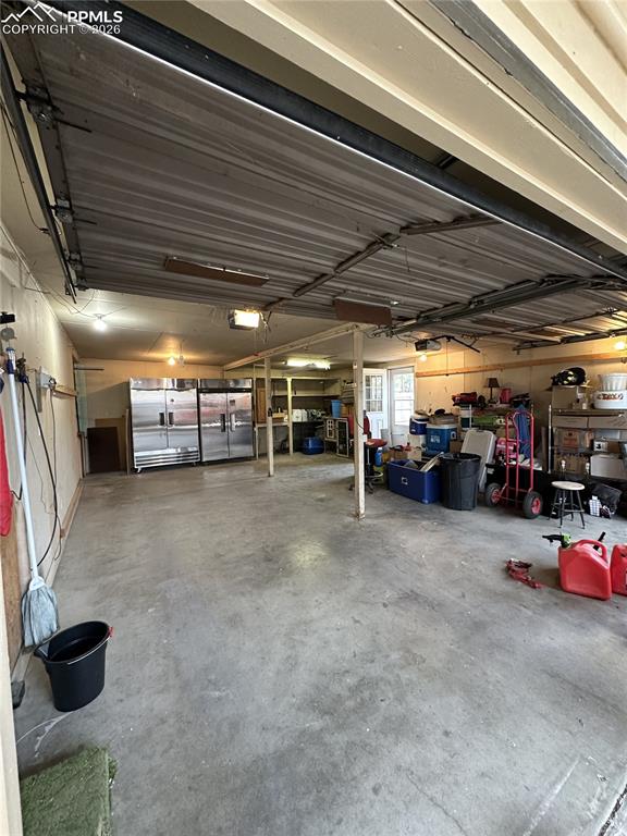 Image 31 of 33: Garage