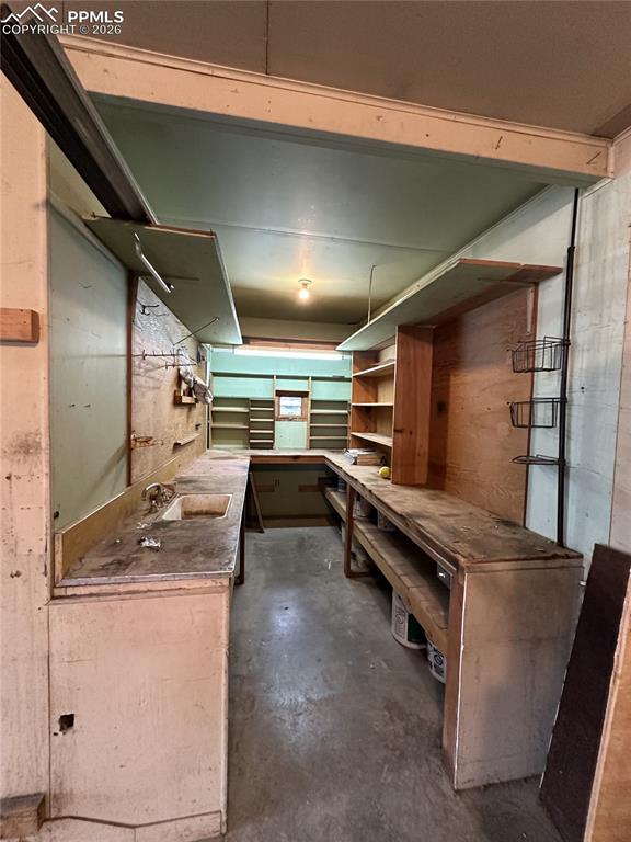 Image 32 of 33: Garage