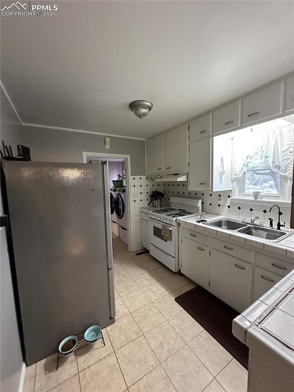 Image 6 of 33: Kitchen