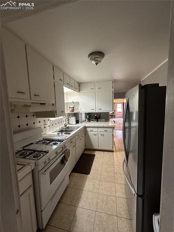 Image 7 of 33: Kitchen