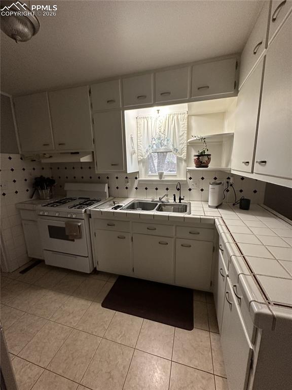 Image 8 of 33: Kitchen