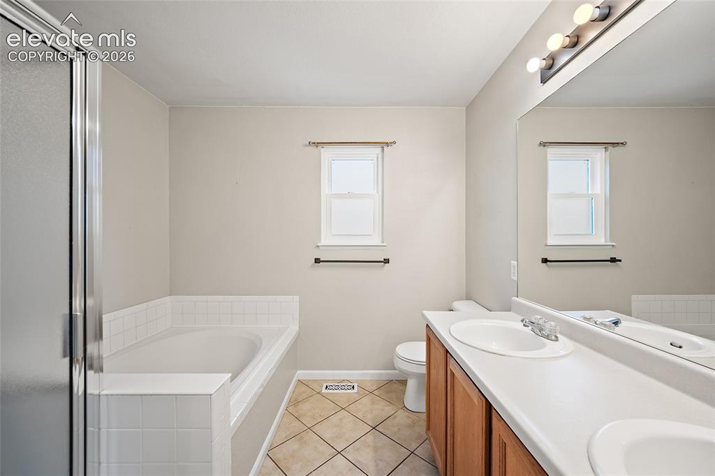 Image 22 of 49: Bathroom