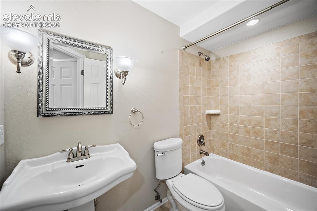 Image 33 of 49: Bathroom