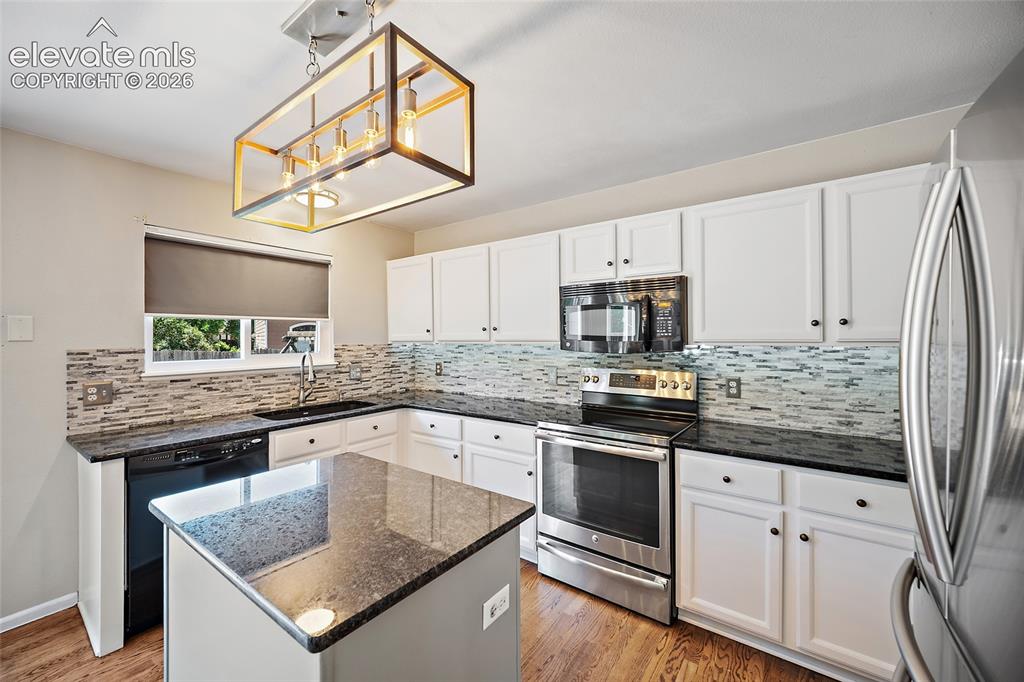 Image 7 of 49: Kitchen
