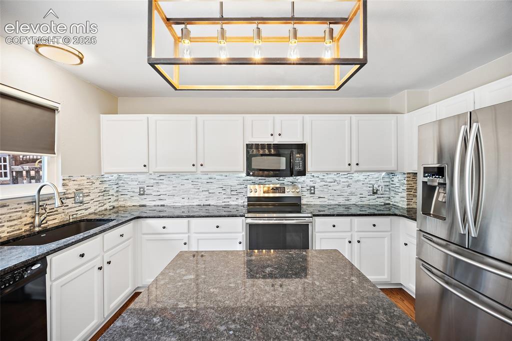 Image 8 of 49: Kitchen