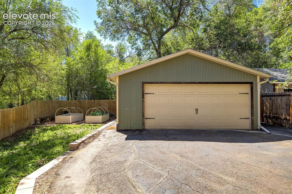 Image 40 of 40: Garage