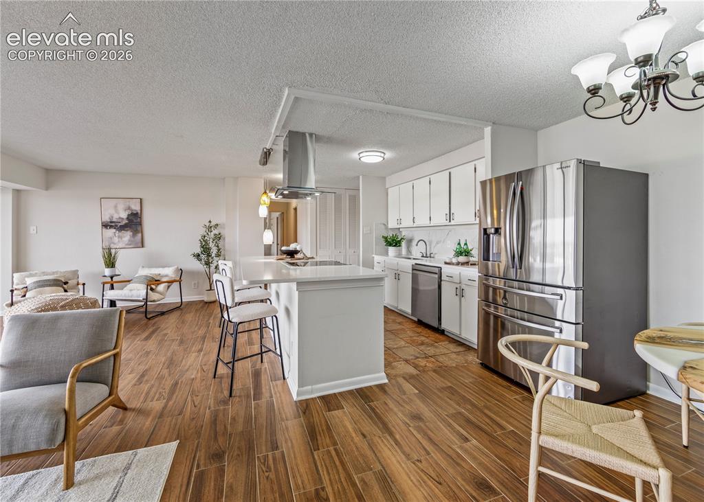 Image 10 of 50: Kitchen