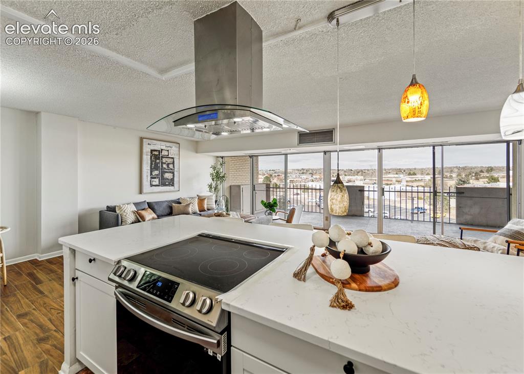 Image 12 of 50: Kitchen
