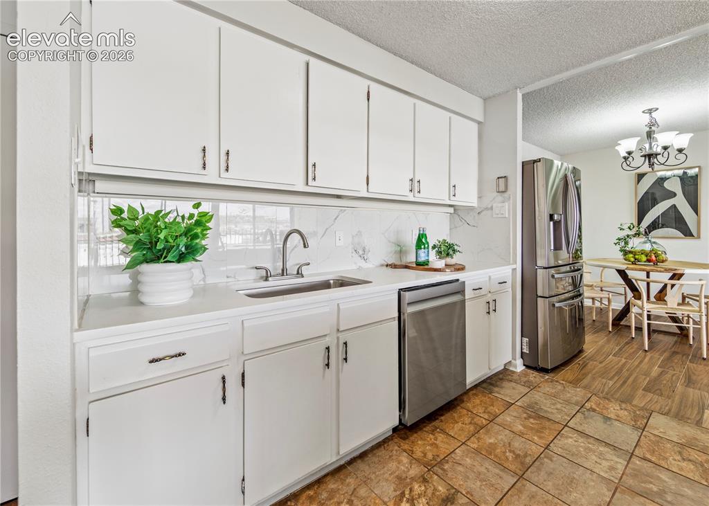 Image 14 of 50: Kitchen