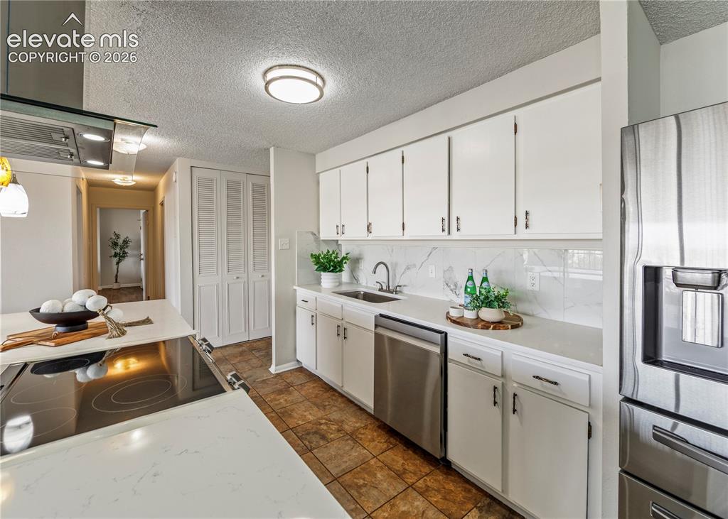 Image 15 of 50: Kitchen