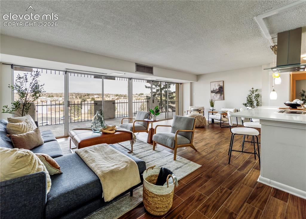 Image 19 of 50: Living Room