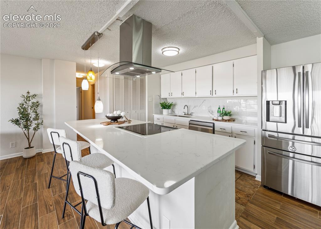 Image 8 of 50: Kitchen