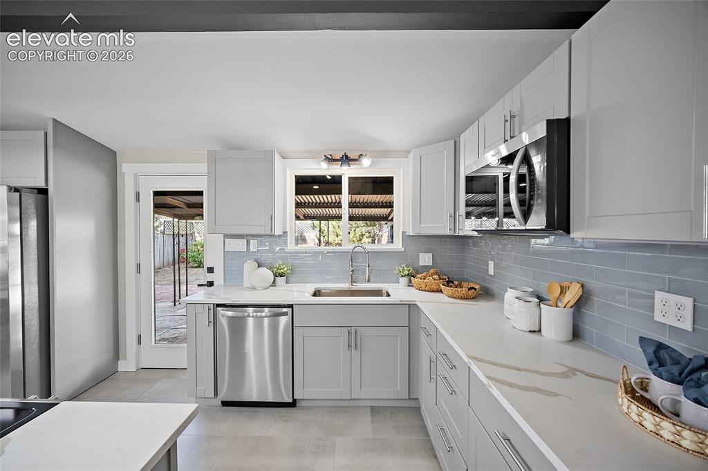 Image 10 of 32: Kitchen