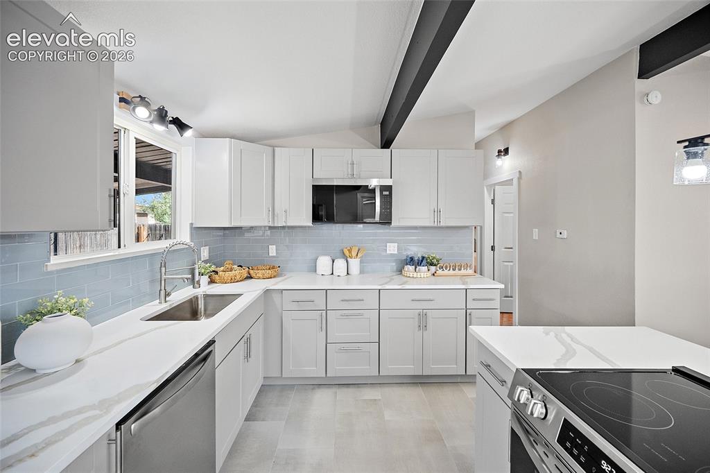 Image 11 of 32: Kitchen