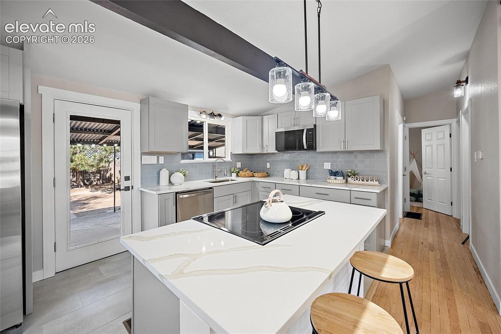 Image 14 of 32: Kitchen