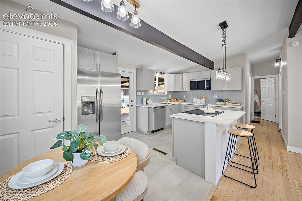 Image 15 of 32: Kitchen