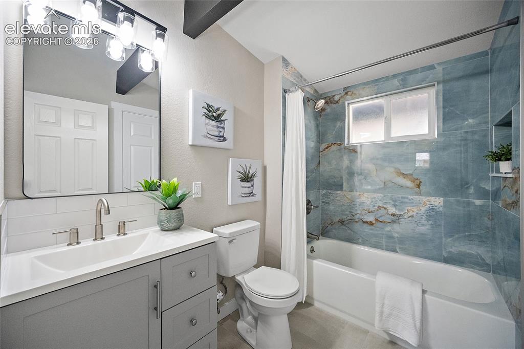Image 17 of 32: Bathroom