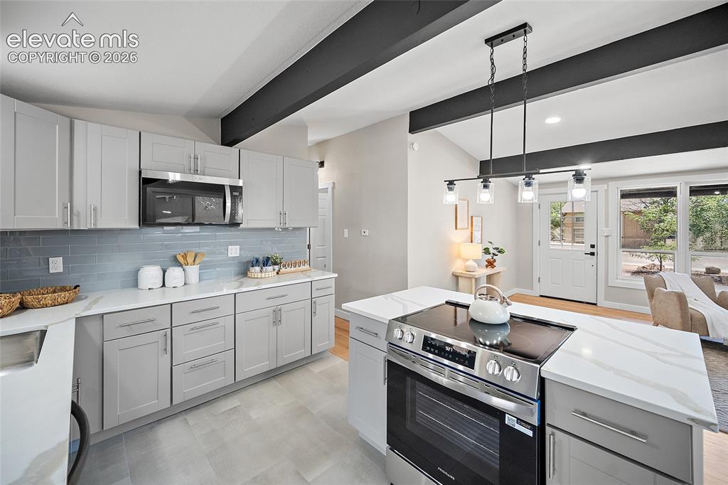 Image 9 of 32: Kitchen